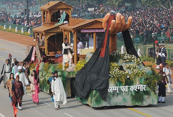 The tableau of Jammu & Kashmir on the theme 'Pashmina: Linking Tradition with Technology'