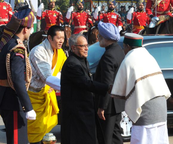 President Pranab Mukherjee and Chief Guest King of Bhutan Jigme Khesar Namgyel Wangchuck being received by the Prime Ministe Manmohan Singh and Defence Minister A K Antony, on their arrival at Salami Manch