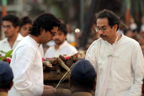 Raj Thackeray and Uddhav Thackeray at Bal Thackeray's funeral.