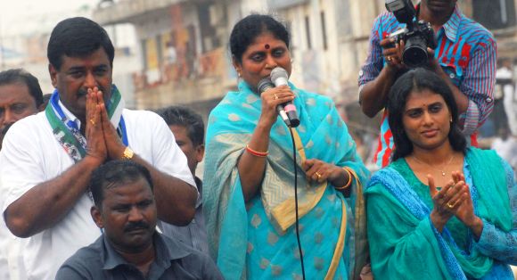 Vijayamma and Sharmila address a public rally in Srikakulam