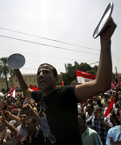 Protesters opposing Egyptian President Mohamed Mursi shout slogans against him and brotherhood members during a protest in front of El-Thadiya presidential palace in Cairo