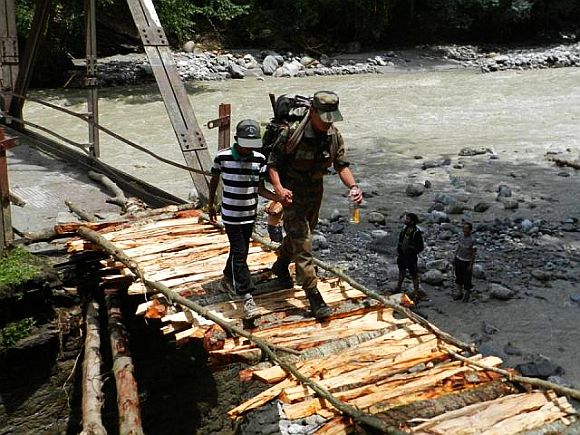 Army jawan rescues a stranded child in rain-ravaged Uttarakhand