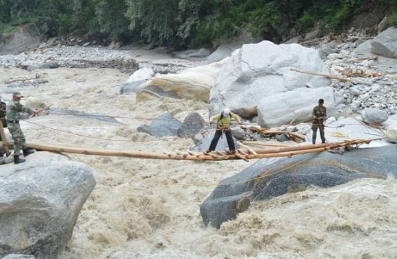 Soldiers conduct a rescue operation in Uttarakhand 