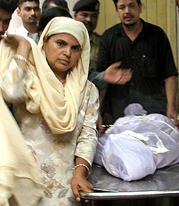 Ishrat Jahan's mother with her dead body