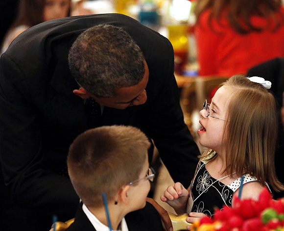Obama talks with Makenna Hurd of Mascot during the kids' state dinner held in the East Room of the White House 