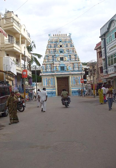 The entrance to Prashanti Nilayam 'ashram' from the main road