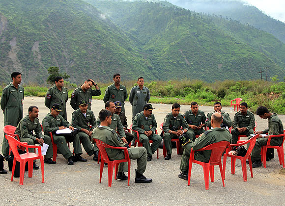 An IAF briefing being conducted at the Dharasu airfield.