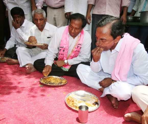 TRS president K Chandrashekhar Rao eats lunch during a sit-in agitation for Telangana in Hyderabad