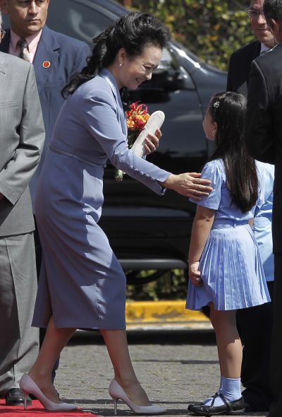 Peng Liyuan greets a girl during a welcome ceremony at the Presidential House in San Jose, Costa Rica.