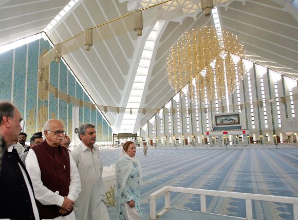 Advani visits Pakistan's Grand Faisal Mosque in Islamabad during his 2005 trip to that country