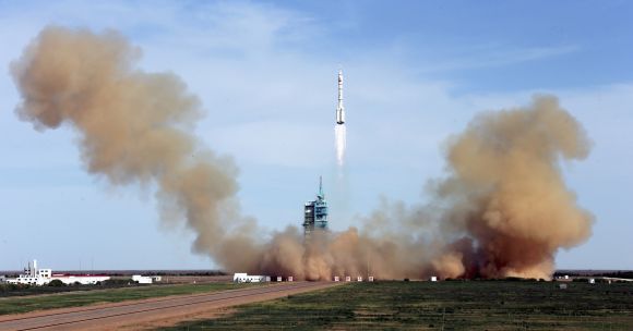 The Long March 2-F rocket loaded with Shenzhou-10 manned spacecraft lifts off from the launch pad on Tuesday.