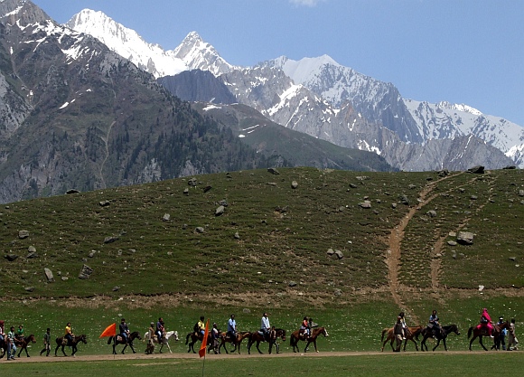 Tourists at Sonmarg, Genderbel district
