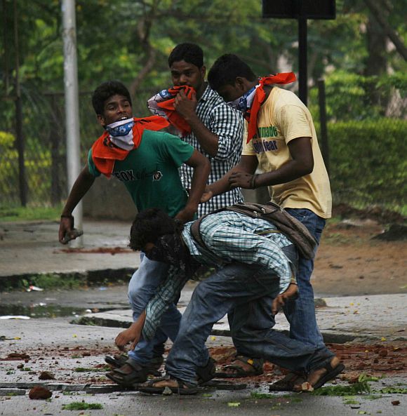 Telangana protestors hurling stones at police personnel