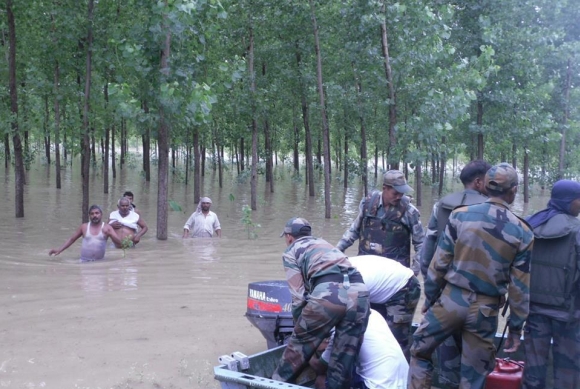 Soldiers rescue people stranded in Uttarakhand