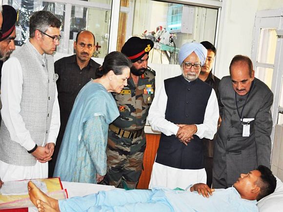 Manmohan Singh, Sonia Gandhi, J&K CM Omar Abdullah and Union minister Ghulam Nabi Azad visit jawans injured in Monday's militant strike in Srinagar