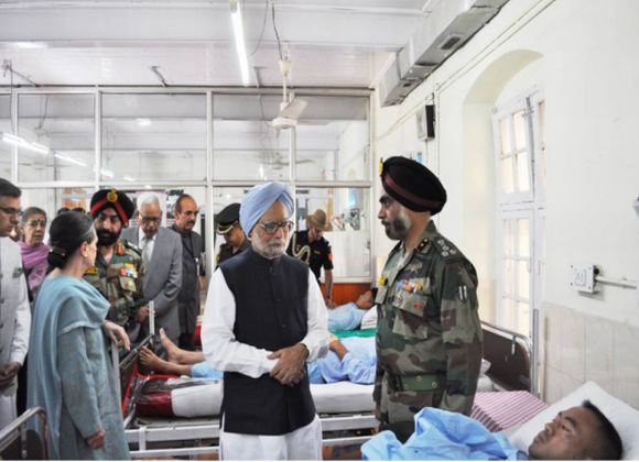 Manmohan Singh, Sonia Gandhi visit injured jawans in Srinagar on Tuesday