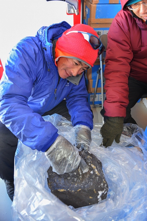 More than 38,000 meteorites have been found in Antarctica, but only 30 bigger than 18 kg. The big meteorite found in Antarctica is an ordinary chondrite