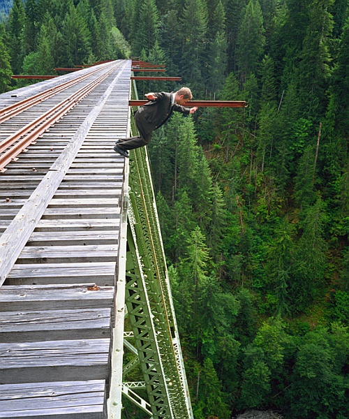 Skarbakka jumps off the railway bridge
