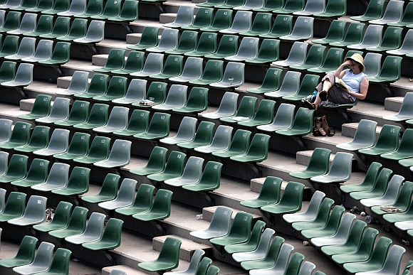 A fan waits for play to resume at Margaret Court Arena after matches were postponed due to hot weather during the Australian Open tennis tournament in Melbourne. Picture taken on January 20, 2006
