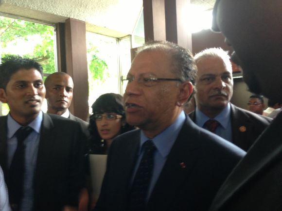 Mauritian Prime Minister Navinchandra Ramgoolam with students