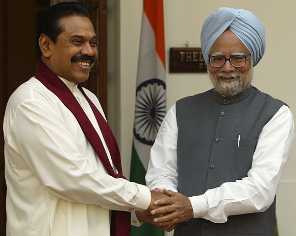 File photo shows Sri Lankan President Mahinda Rajapakse shaking hands with Prime Minister Manmohan Singh