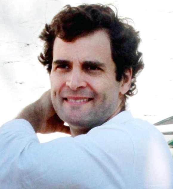 In surprise visit, Rahul promises to connect Amethi to America
