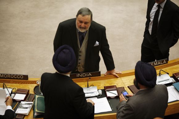 Hardeep Puri talks to his Pakistani counterpart Abdullah Hussain Haroon during a UN meeting on Syrian resolution