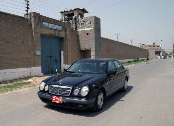A car carrying two Indian diplomats arrives at Kot Lakhpat jail in Lahore