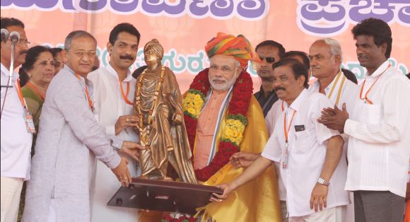 Narendra Modi greeted by BJP leaders in Mangalore