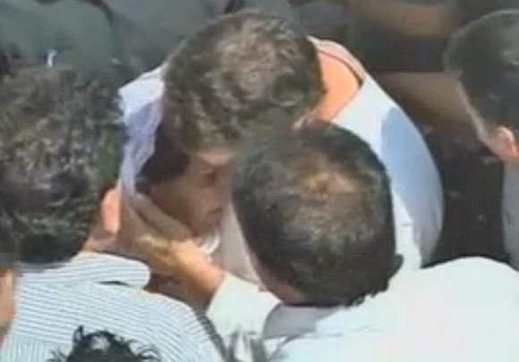 Rahul Gandhi consoles Sarabjit's sister Dalbir Kaur