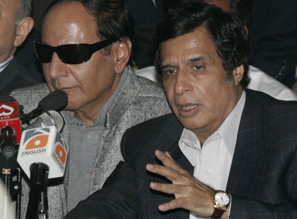 Pro-Musharraf Pakistan Muslim League party leaders Chaudhry Pervaiz Elahi (R) and Chaudhry Shujaat Hussain speak during a news conference in Islamabad