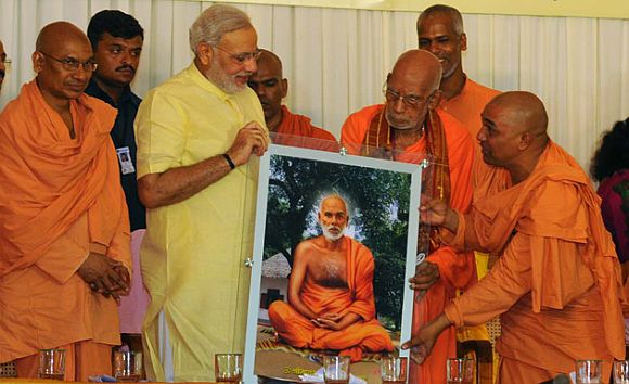 Modi being felicitated at Sivagiri mutt