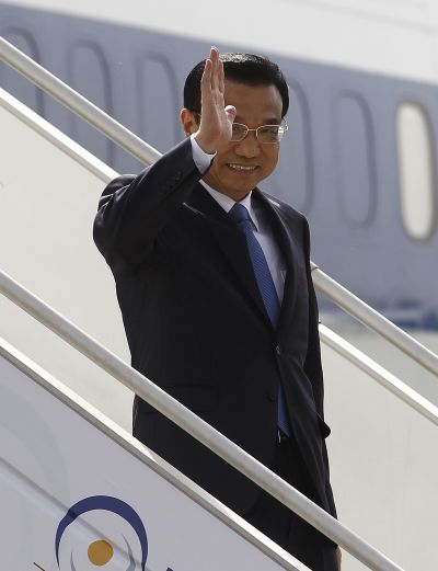 Chinese Premier Li Keqiang waves upon his arrival at the airport in New Delhi on Sunday