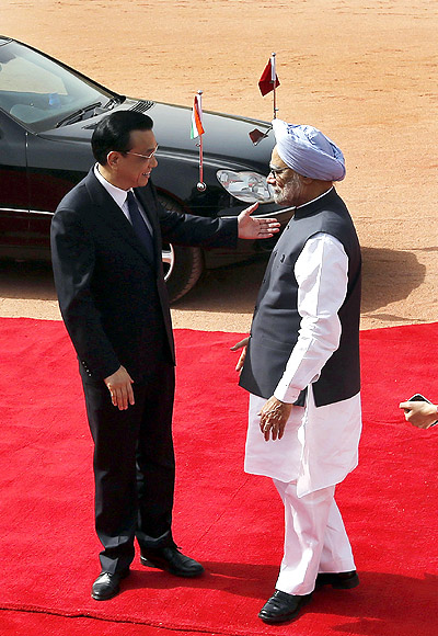 Chinese Premier Li Keqiang with Prime Minister Manmohan Singh during a ceremonial reception at the Rashtrapati Bhavan