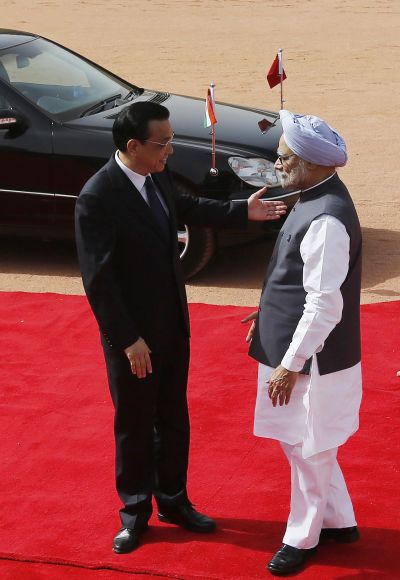 Chinese Premier Li Keqiang gestures as Prime Minister Manmohan Singh watches during a ceremonial reception at the Rashtrapati Bhavan in New Delhi.
