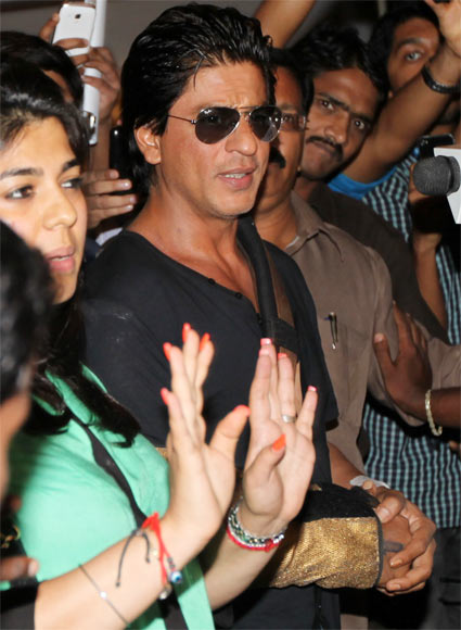 Shah Rukh Khan outside Lilavati hospital