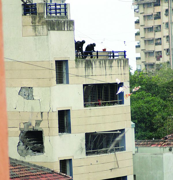 National Security Guard commandos commence operations to storm Chabad House on November 28, 2008.