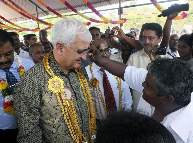 External Affairs Minister Salman Khurshid is welcomed by Tamils in Jaffna, October 2013.