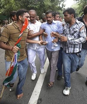 Congress, BJP tear into Arvind Kejriwal over Hazare's CD  India  News