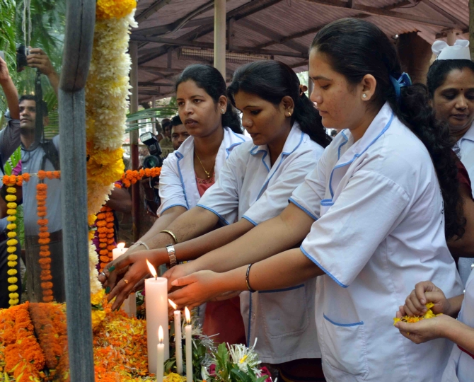 Women pay tribute to vicitims of the attack in Mumbai