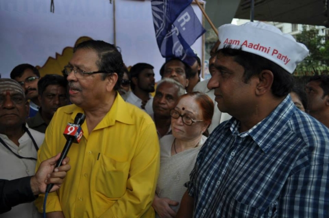 AAP National Executive member Prithvi Reddy along with justice Santosh Hegde