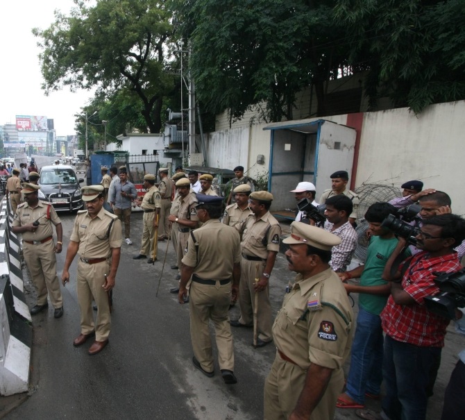 Policemen deployed outside Andhra Pradesh CM Kiran Kumar Reddy's office