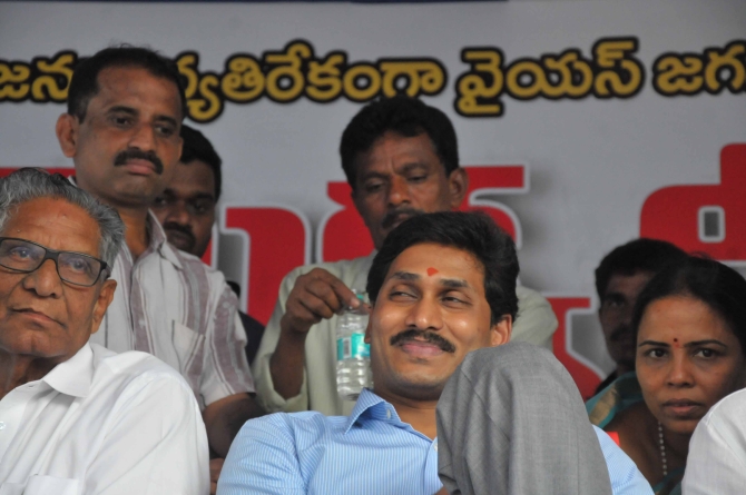 Jagan fasts for united Andhra, claims Sonia paving Rahul's PM path
