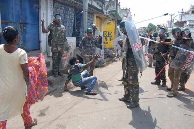 Police crackdown on anti-Telangana protestors in the Vizianagaram district
