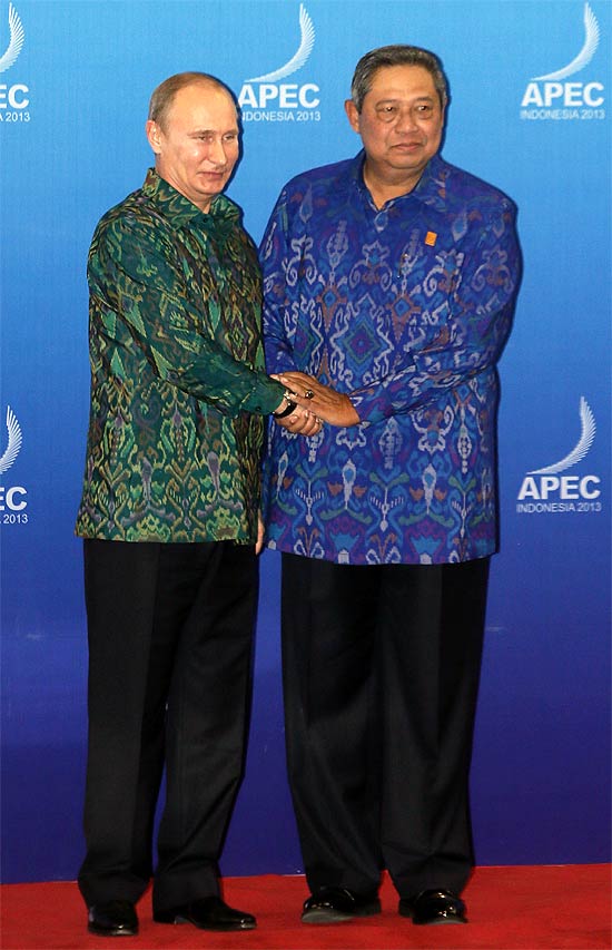 Russia's President Vladimir Putin is greeted by Indonesia's President Susilo Bambang Yudhoyono