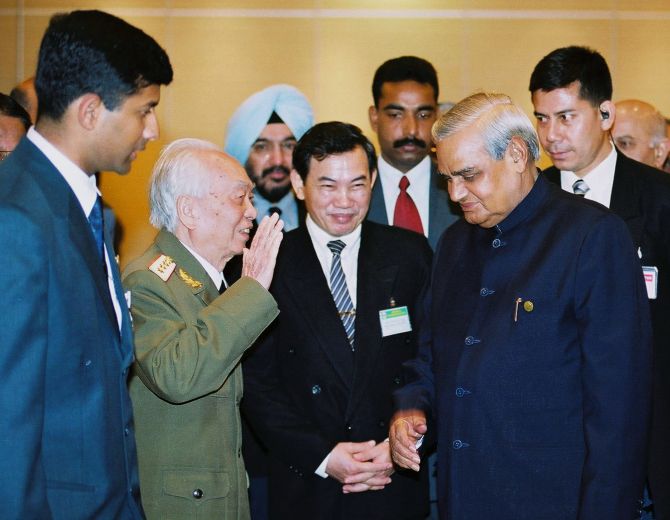 Former Prime Minister Atal Behari Vajpayee talks with General Vo Nguyen Giap in Hanoi during his visit to Hanoi in January, 2001.