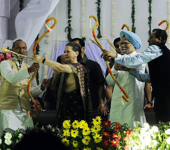 PHOTOS: PM, Sonia slay demons @ Ramlila Maidan