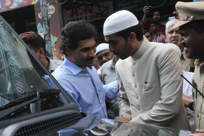 Jagan Mohan Reddy speaking with Greater Hyderabad Mayor Majid Hussain at Khan's funeral procession in Hyderabad