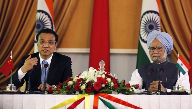 Chinese Premier Li Keqiang and Prime Minister Manmohan Singh during the signing of agreements ceremony in New Delhi, May 20, 2013.