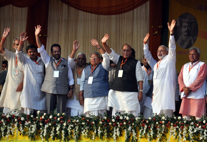 Modi at the stage with senior BJP leaders